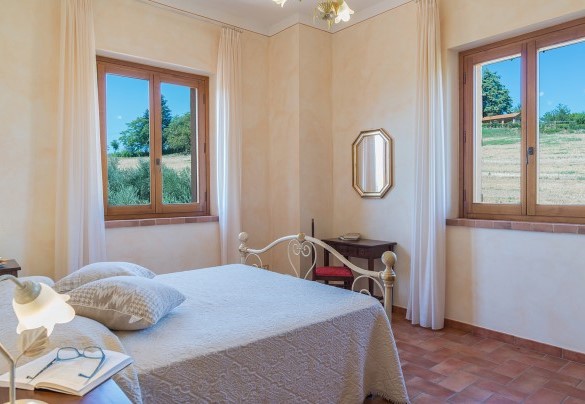The master bedroom with en-suite bathroom - Poderina dei Poggi
