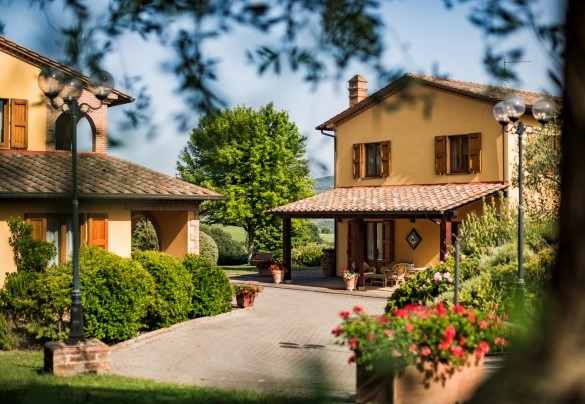 Entrance driveway and veranda - Poderina dei Poggi