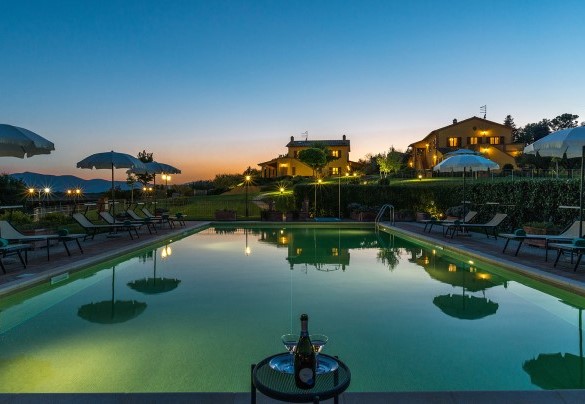 La piscina illuminata - Poderina dei Poggi