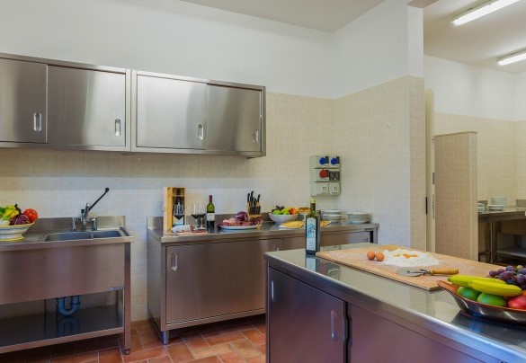 The fully equipped kitchen with industrial appliances - Poderina dei Poggi