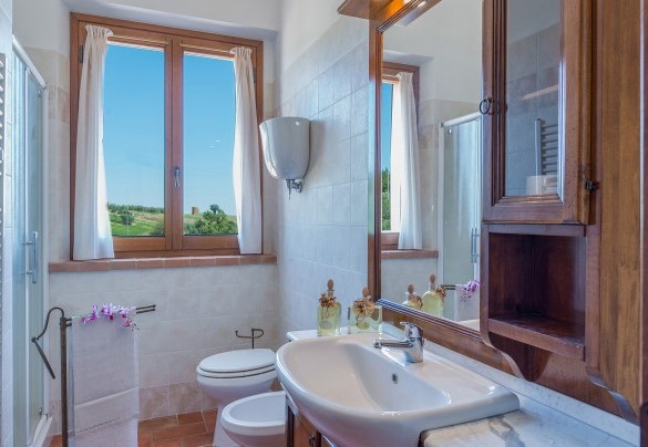 The bathroom with a shower - Poderina dei Poggi