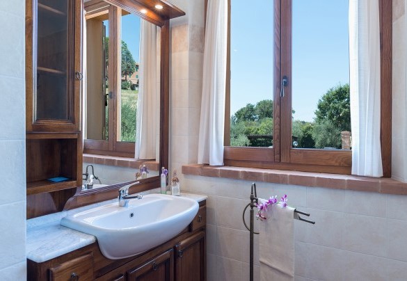 The en-suite bathroom with a shower - Poderina dei Poggi
