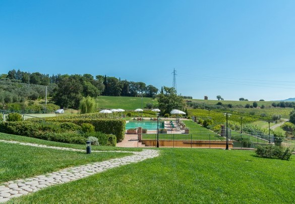 A stone passage leads to the pool - Poderina dei Poggi