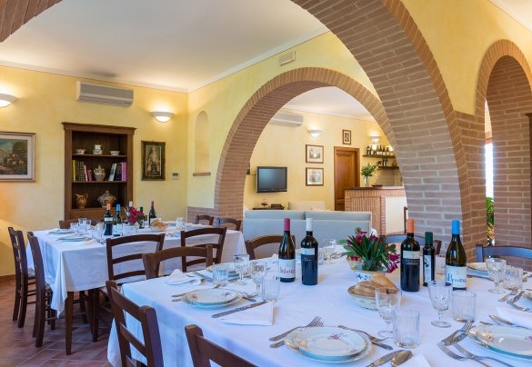 The spacious dining room - Poderina dei Poggi