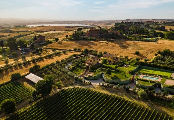Six thousand five hundred square meters of lush green lawn frame the two residential structures - Poderina dei Poggi