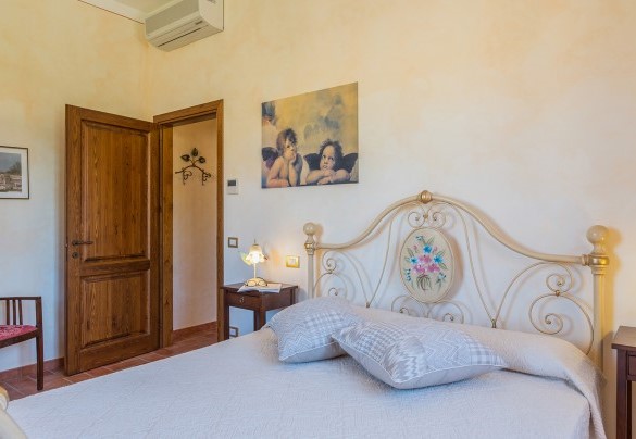 The master bedroom with en-suite bathroom - Poderina dei Poggi