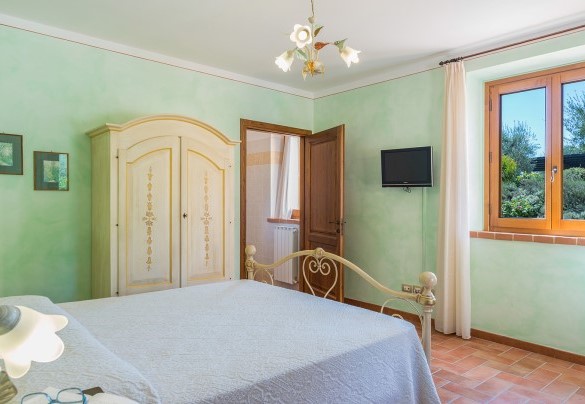 The master bedroom with en-suite bathroom - Poderina dei Poggi