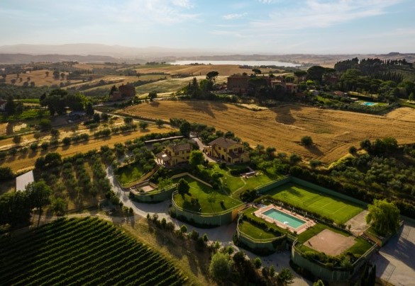Six thousand five hundred square meters of lush green lawn frame the two residential structures - Poderina dei Poggi