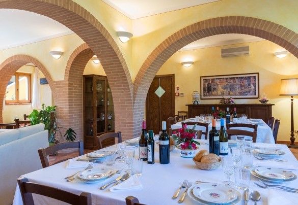 The spacious dining room - Poderina dei Poggi