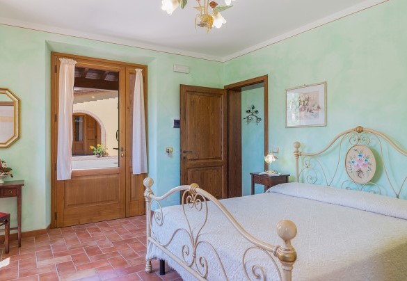 The master bedroom with en-suite bathroom - Poderina dei Poggi