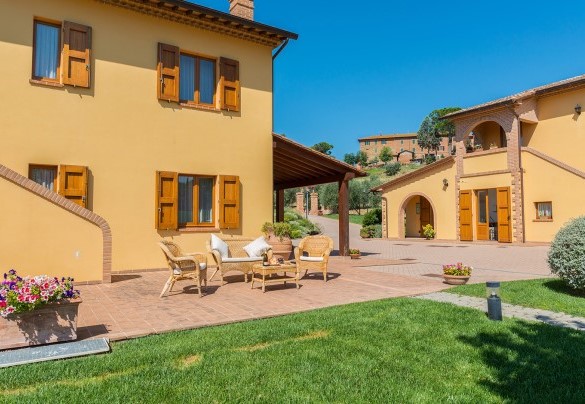 The paved inner courtyard - Poderina dei Poggi