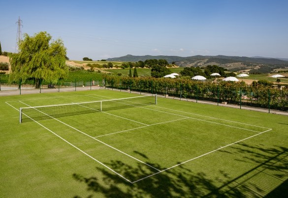 The court is located adjacent to the pool area, about 30 meters from the farmhouses - Poderina dei Poggi