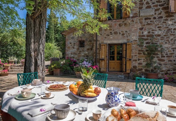 The table in the garden is the perfect place for outdoor breakfasts - Poderino