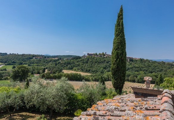 Rural landscapes stretch across the villa's horizon - Poderino