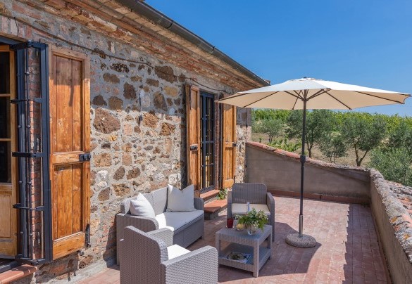 The bright upper terrace of the villa - Poderino