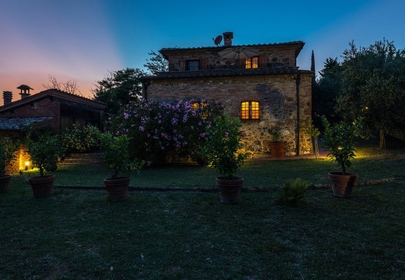 The inner courtyard in a nighttime setting - Poderino