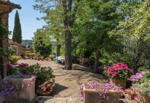 The planted inner courtyard is entirely paved - Poderino