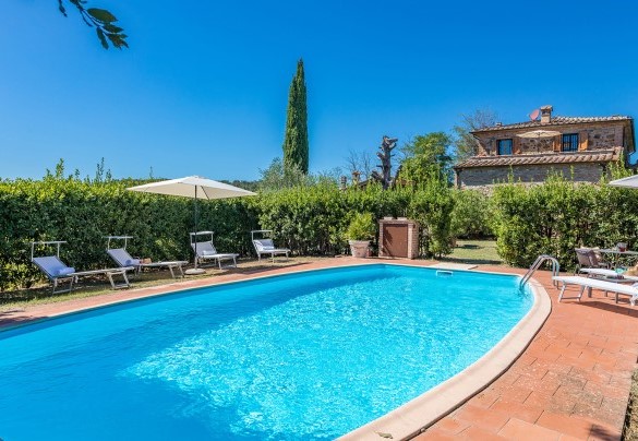 The rectangular pool with one oval side measures 5x10 m - Poderino