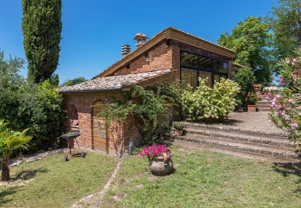Various terraces make up the garden - Poderino