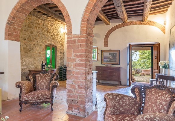 The characteristic living room with a fireplace - Poderino