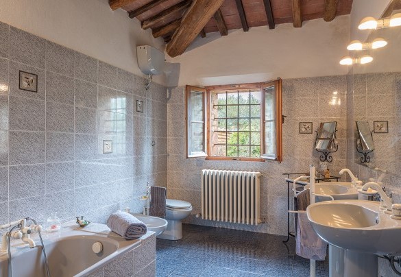 The en-suite bathroom with a bathtub on the first floor - Poderino