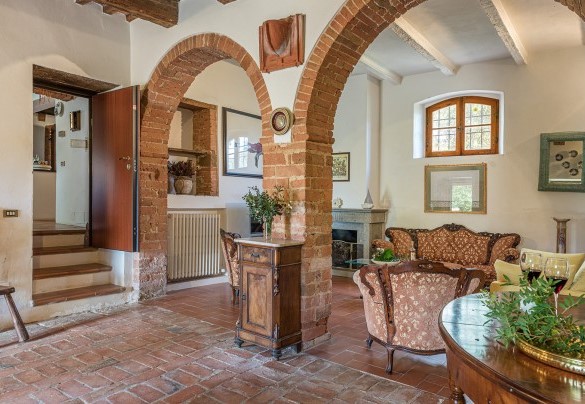 The characteristic living room with a fireplace - Poderino