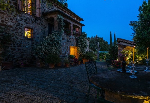 The inner courtyard in a nighttime setting - Poderino