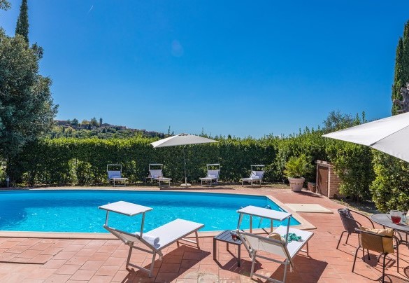 The sunbathing area surrounding the pool is equipped with several sun loungers - Poderino