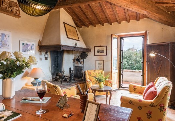 The living room with a fireplace on the first floor - Poderino
