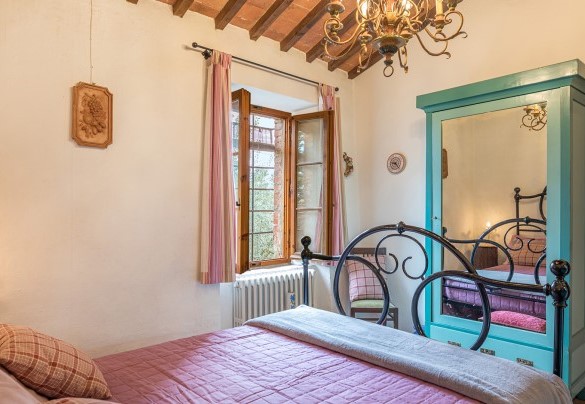 The master bedroom on the first floor with an en-suite bathroom - Poderino
