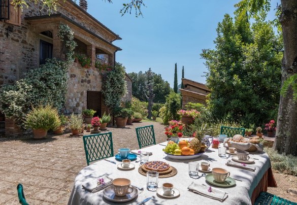 The inner courtyard with a dining table - Poderino