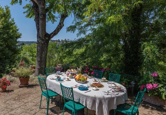 The table in the garden is the perfect place for outdoor breakfasts - Poderino