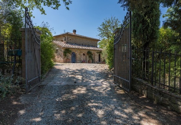 The gate and access driveway - Poderino