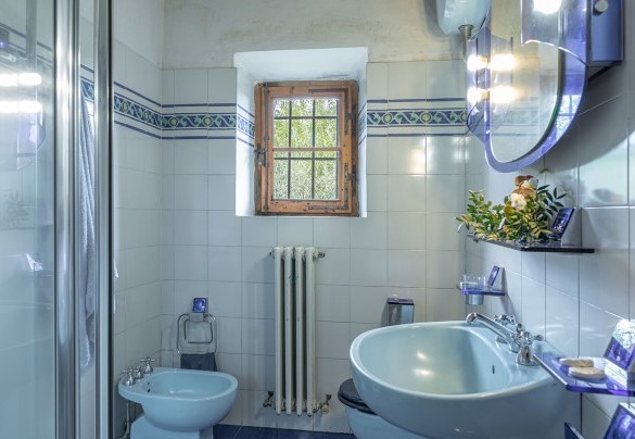 The bathroom with a shower on the first floor - Poderino