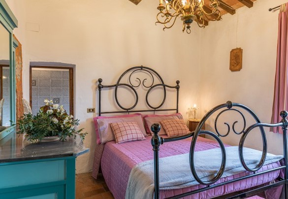 The master bedroom on the first floor with an en-suite bathroom - Poderino