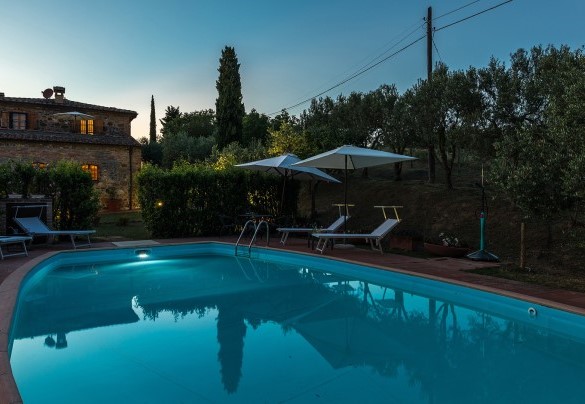 The pool is equipped with internal lighting - Poderino