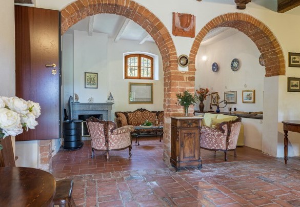 The characteristic living room with a fireplace - Poderino