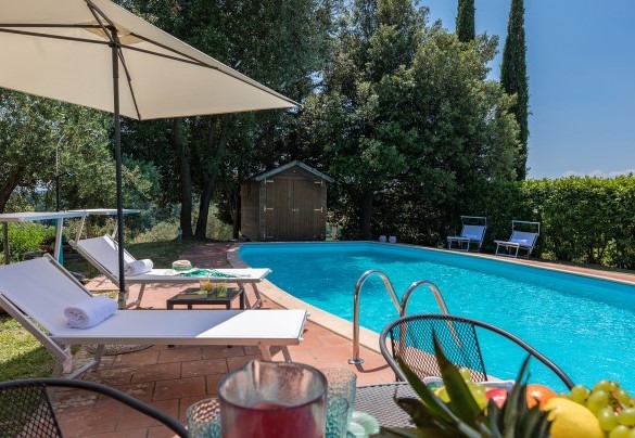 The poolside edge in terracotta hosts the sunbathing area - Poderino