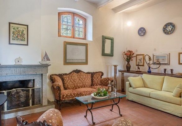 The characteristic living room with a fireplace - Poderino
