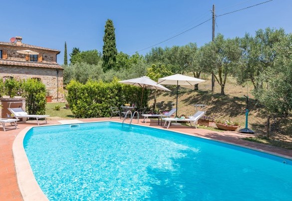 The pool is also equipped with a shower - Poderino