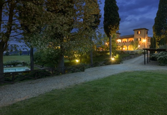 Il vialetto d'accesso sterrato di notte - Poggerello