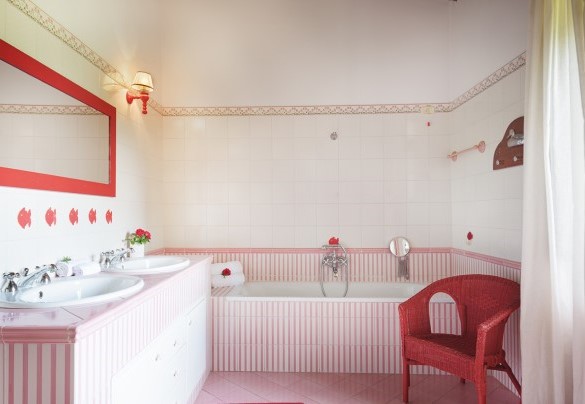 Il colorato bagno en-suite con vasca - Poggerello