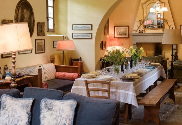 L'ampio tavolo da pranzo tra le due zone relax - Poggerello