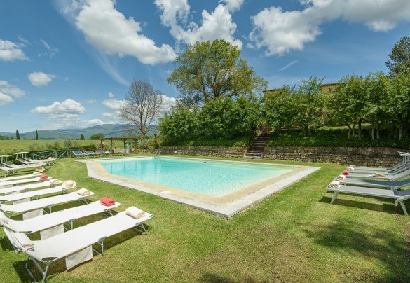 La zona solarium avvolge la piscina - Poggerello