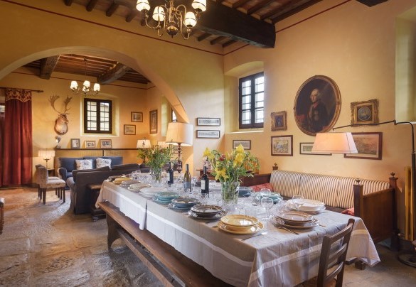 L'ampio tavolo da pranzo tra le due zone relax - Poggerello