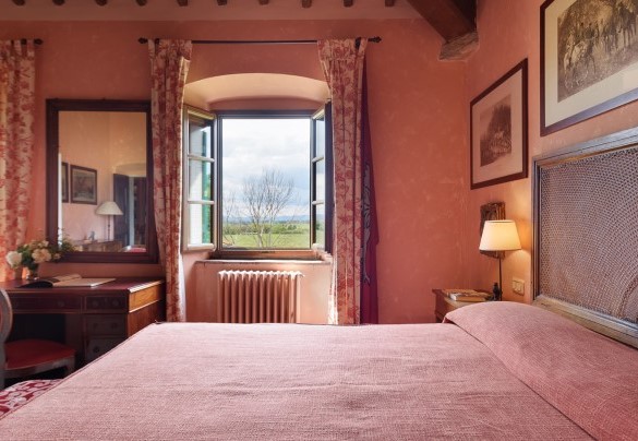 La spaziosa camera matrimoniale al piano superiore con bagno en-suite - Poggerello