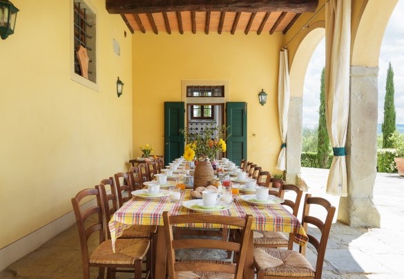 Il tavolo da pranzo sotto al portico è il luogo perfetto per colazioni all'aperto - Poggerello
