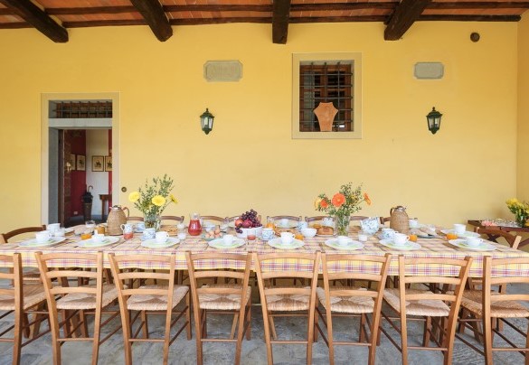 Il portico ombreggia il vasto tavolo da pranzo - Poggerello