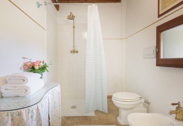 Il bagno en-suite con doccia della camera matrimoniale Annesso 1- Poggerello