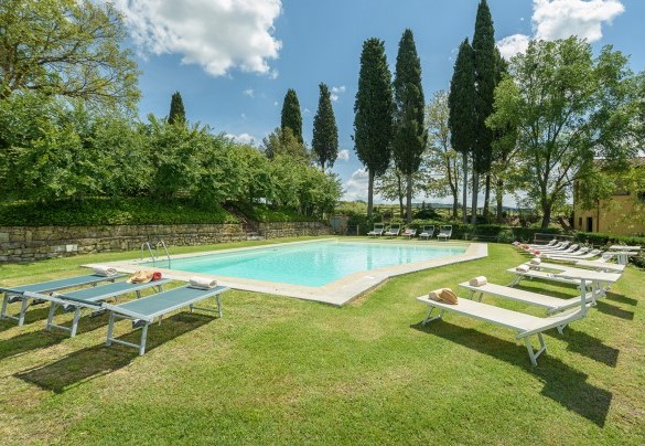 La piscina circondata dal verde - Poggerello